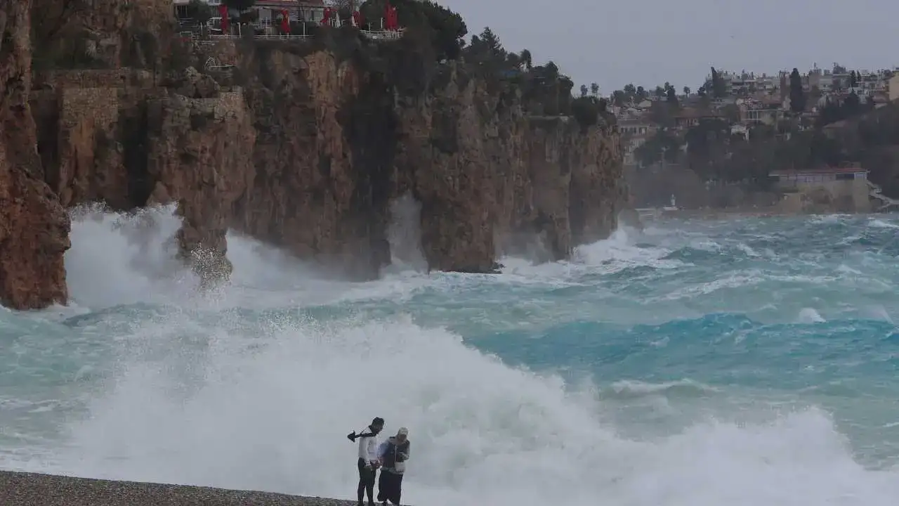 Antalya’da Çatılar Uçtu, Dev Dalgalar Falezleri Dövdü! 6